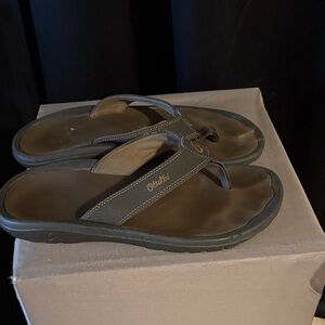OluKai Men's Brown and Black Flip-Flops